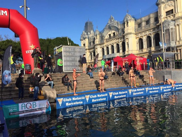 Nadadores en la 111º edición de la tradicional Copa Nadal de natación