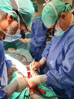 Cirujanos del Hospital Universitario de Badajoz durante la intervención quirúrgica en una imagen de archivo