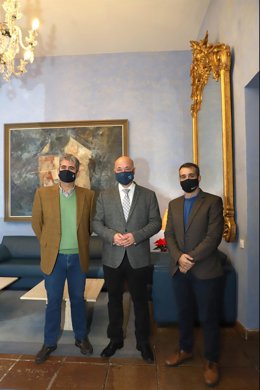 Presidente de Diputación de Córdoba con la Agrupación de Cofradías de Baena
