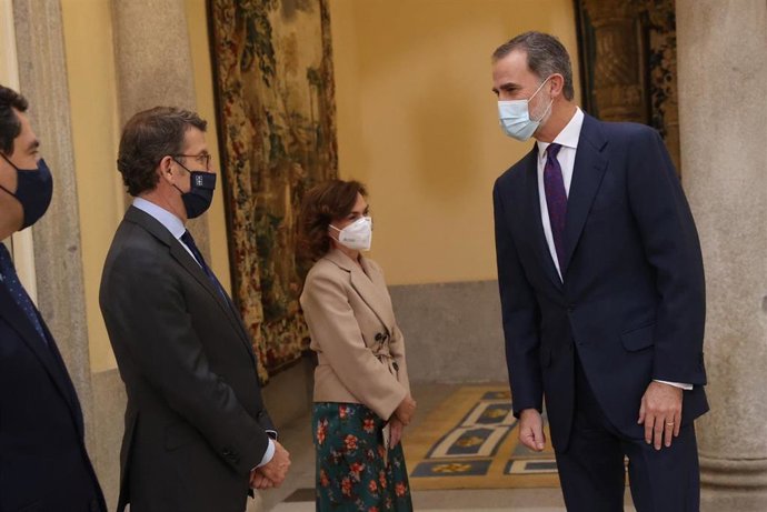 Feijóo con el rey Felipe VI en acto de la RAE en Madrid