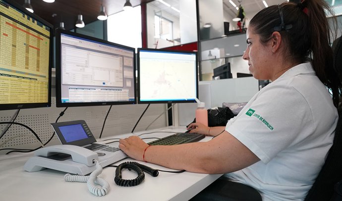 Operadora en la sala regional del 112 de Andalucía