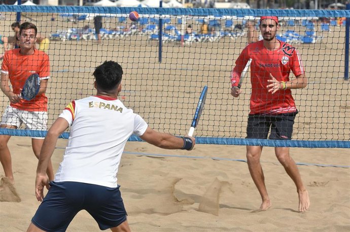 Partido de tenis playa entre jugadores nacionales