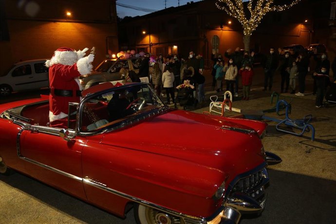 Papá Noel a su llegada a Mequinenza.