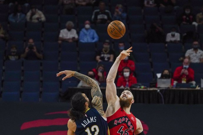 23 December 2020, US, Tampa: Toronto Raptors player Aron Baynes (R) and New Orleans Pelicans player Naji Marshall battle for the ball during the NBA basketball match between Toronto Raptors and New Orleans Pelicans at Amalie Arena. Photo: Martha Asencio