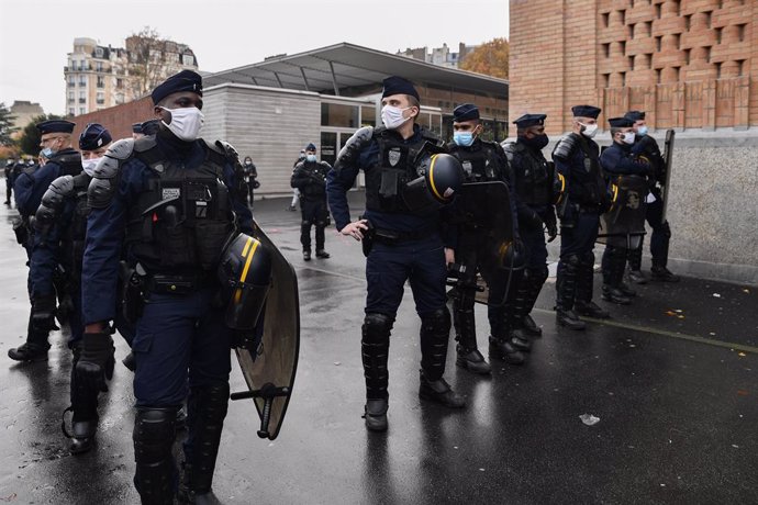 10 November 2020, France, Paris: Police officers stand guard outside Henri Bergson High School as students block their school during a protest to denounce the insufficient health measures to fight against the spread of the Coronavirus (Covid-19). Photo: