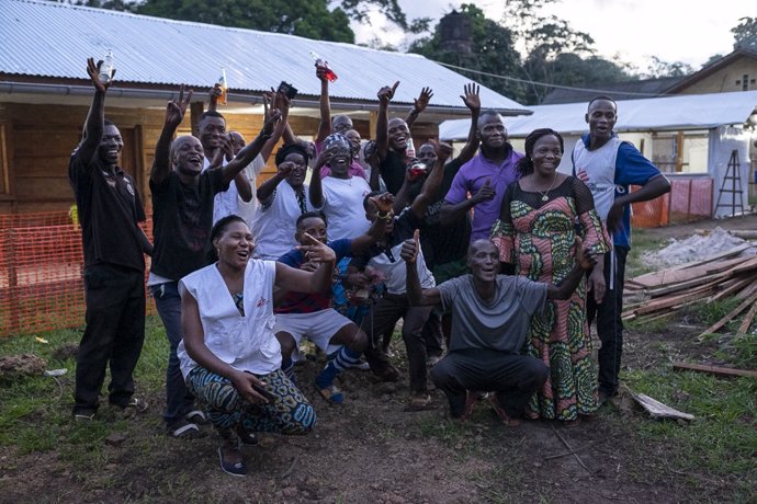 Un equipo de MSF celebra el fin del brote de ébola en el oeste de República Democrática del Congo