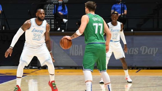 Luka Doncic ante LeBron James en un Lakers-Mavericks