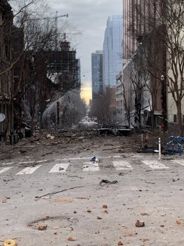 Danys causats per l'explosió "intencionada" d'una autocaravana en Nashville, Tennessee.