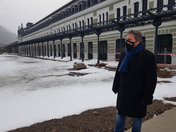 El  consejero de Vertebración del Territorio, José Luis Soro, en la estación internacional.