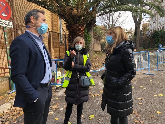 Imagen de la visita de la concejal de Mantenimiento, Eva Martín, en la construcción del acerado de un margen de la calle Poeta César Vallejo.