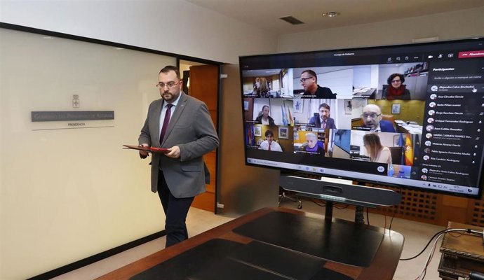 Adrián Barbón, a la izquierda