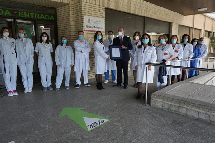 Emilio Flamarique, director de la Delegación de Navarra, hace entrega de la certificación a la gerente del Área de Salud de Tudela