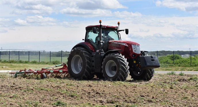 Foto de archivo de un tractor trabajando en el campo.