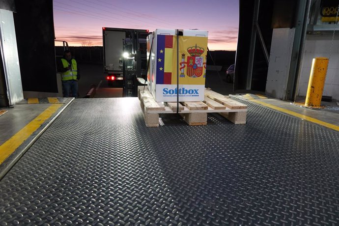 Llegan las primeras dosis de la vacuna contra el COVID-19 a España, en Guadalajara (Castilla-La Mancha, España) a 26 de diciembre de 2020. El camión que las transportaba desde Bélgica ha llegado al almacén de Guadalajara a las 07:29 de este sábado.