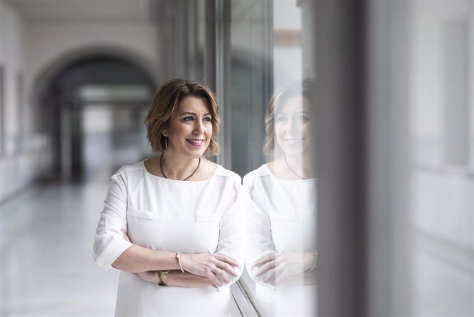 La secretaria general del PSOE-A, Susana Díaz, posa en el Parlamento andaluz para una entrevista con Europa Press.