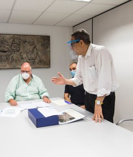 Eugenio Gonzalvez Diputado de Asistencia a Municipios Entrega proyecto de obra a Lourdes Ramos Alcaldesa de Gádor