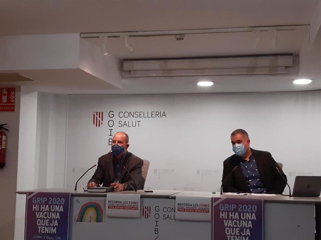 (I-D) El Director General Del Ibsalut, Juli Fuster, Y El Coordinador De La Estrategia De Vacunación COVID-19, Carlos Villafáfila.