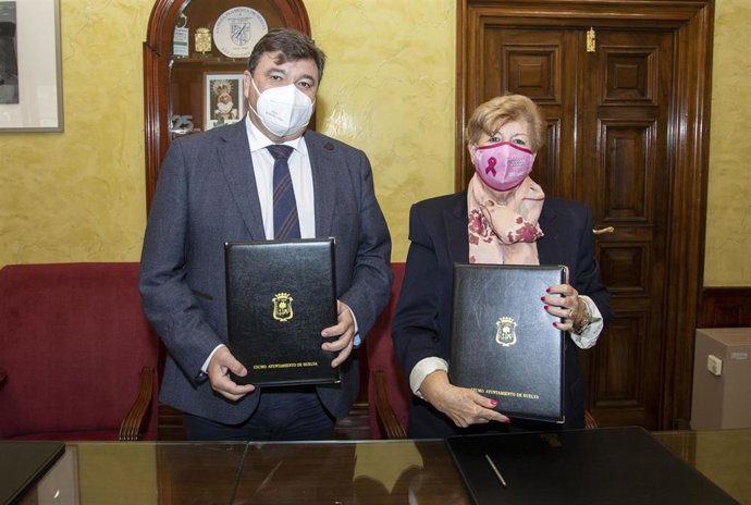 El alcalde de Huelva, Gabriel Cruz, en la firma del convenio con la Asociación Onubense Cáncer de Mama 'Santa Águeda', que preside María Josefa Amarillo.