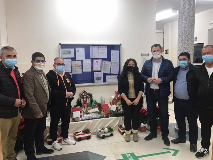 El presidente de la Diputación de Jaén, Francisco Reyes, segundo por la izquierda, en su visita al Centro Ocupacional de la asociación 'Abriendo Camino' de Mengíbar.