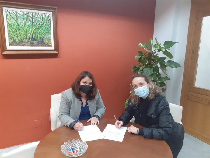 La concejala de Políticas Sociales, Ángeles Díaz, y la presidenta de Jaén Solidario, Julia Molina, han suscrito un acuerdo para la cesión del Comedor Municipal de La Magdalena.