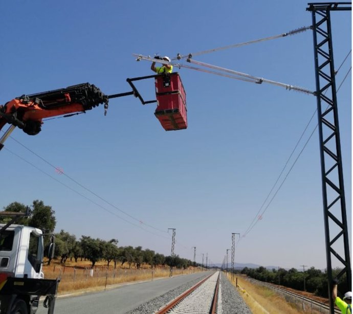 Trabajos de electrificación de la alta velocidad Madrid-Extremadura.