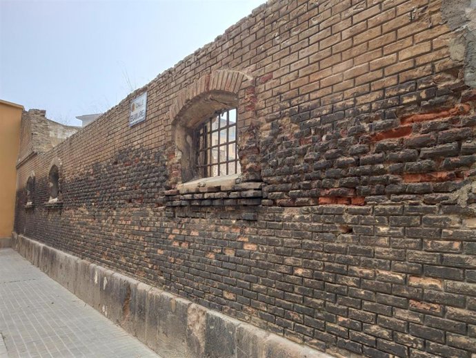 Muro de ladrillo del siglo XVIII entre el Paseo María Agustín y la calle Benjamín Jarnés.