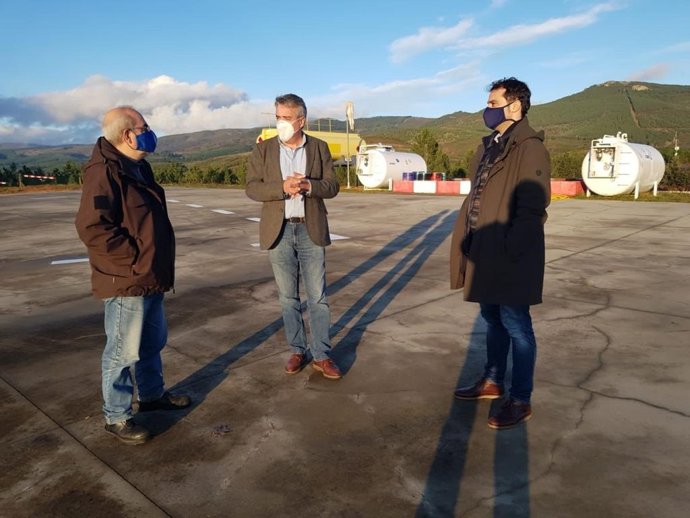 El director xeral de Defensa do Monte, Manuel Rodríguez, visita la base aérea contra incendios de Vilamaior (Ourense).