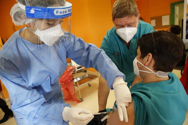 Simulacro de vacunación contra el coronavirus en el CAD de Cueto