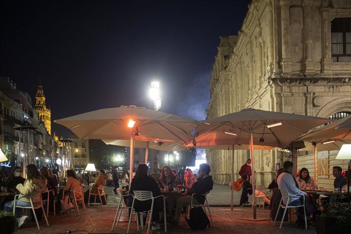 Varias personas en la terraza de un bar