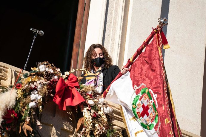 Imagen de la primera teniente de alcalde, María Vázquez, primera mujer en tremolar el Pendón en 531 años desde la entrada de los Reyes Católicos.