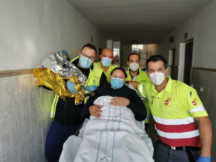 Personal del Servicio de Urgencias Canario (SUC) junto a la nueva madre