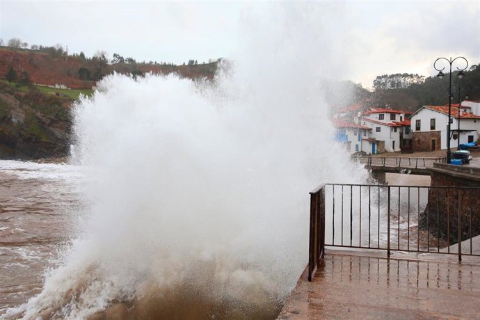 Fuerte oleaje en Tazones, en una imagen de archivo