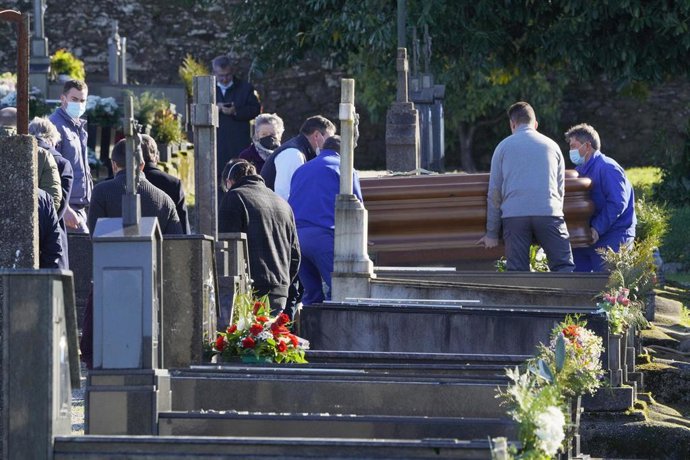 Entierro de Rosario Oporto, la madre de Asunta Basterra en el cementerio de Boisaca, en Santiago de Compostela, Galicia (España), a 26 de diciembre de 2020. Rosario fue hallada muerta por suicidio en su celda de la prisión de Brieva, en Ávila, el pasado
