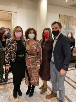 La senadora socialista María Ángeles Luna junto a la ministra de Hacienda, María Jesús Montero.