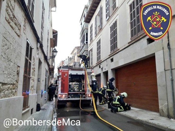 Efectivos de los Bomberos de Mallorca trabajando en la extinción del incendio ocurrido este sábado en Manacor.