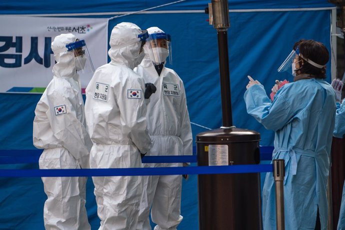 26 December 2020, South Korea, Seoul: Health workers dressed wearing full protective suits stand at a temporary COVID-19 testing centre in Gangnam Station. Photo: Simon Shin/SOPA Images via ZUMA Wire/dpa