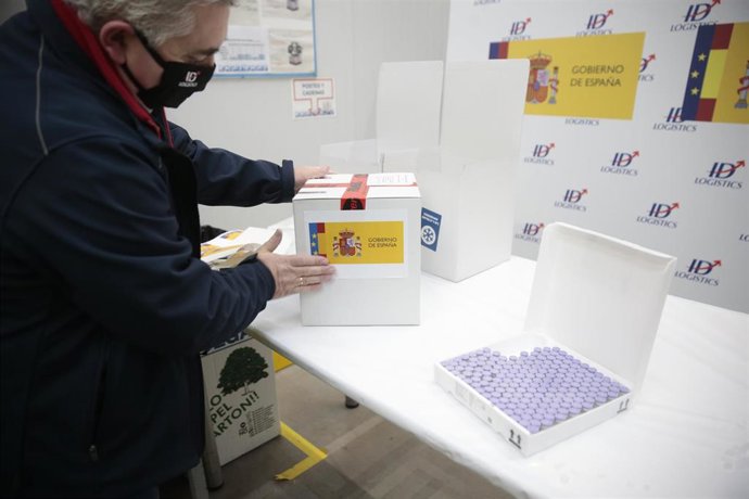 Personal de los laboratorios que han desarrollado las vacunas, Pfizer y BioNtech, entregan las dosis a técnicos de la Agencia Española de Medicamentos y Productos Sanitarios