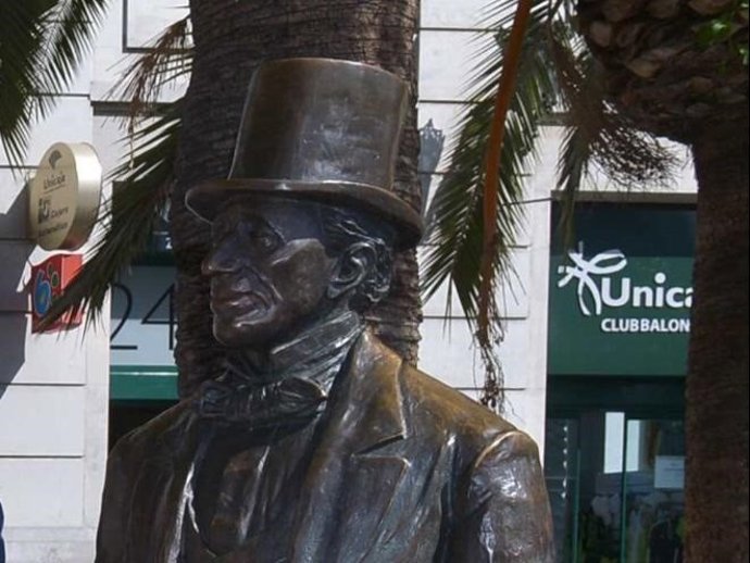 Escultura de Andersen en el centro de Málaga capital