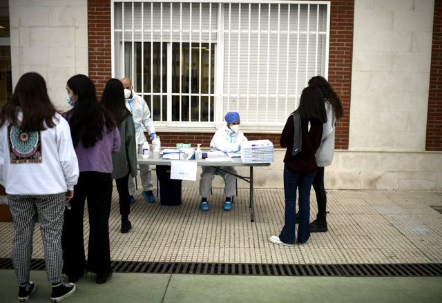 Alumnos del Colegio Internacional Alameda de Osuna esperan su turno para realización de un test de RT-PCR en saliva, en Madrid (España), a 14 de diciembre de 2020