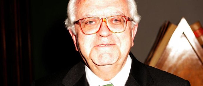 El filólogo y académico Gregorio Salvador, granadino de Cúllar, ha fallecido este sábado a los 93 años.