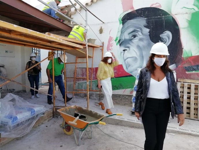 Imagen de archivo de la delegada territorial de Turismo, María Ángeles Muriel, en una visita a las obras del Programa de Fomento del Empleo Agrario (PFEA) en Villanueva de los Castillejos (Huelva).