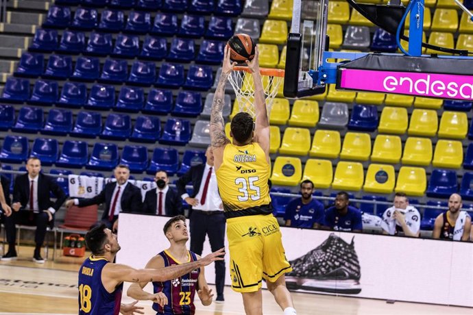 Fran Guerra machaca el aro del Palau en el Bara-Iberostar Tenerife