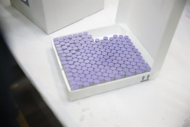 Caja con las dosis de la vacuna desarrollada por los laboratorios, Pfizer y BioNtech.