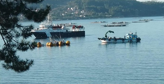Tareas para reflotar el 'Cacheiras Segundo' en la ría de Aldán.