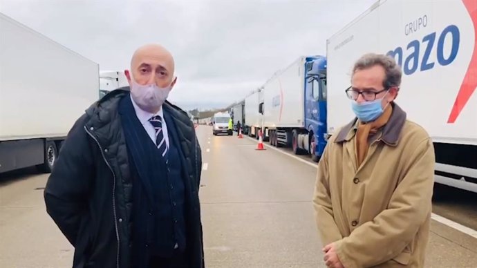 Representantes del Consulado trasladan a los camioneros retenidos en Reino Unido que hay avances pero "queda bastante".