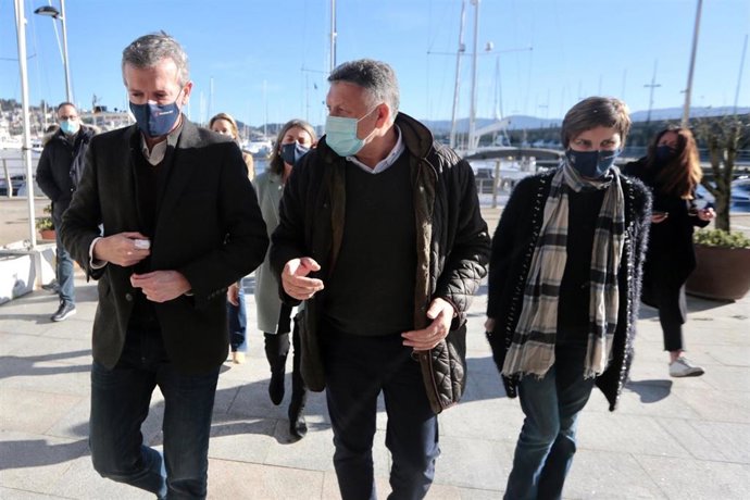 Alfonso Rueda, Telmo Martín y Nava Castro en Sanxenxo, donde han mantenido un encuentro con representantes del sector de las agencias de viajes