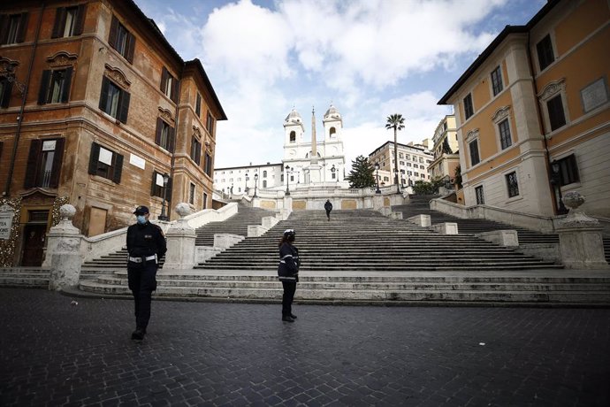 Policías con mascarilla frente a la escalinata de la plaza de España de Roma durante la epidemia de coronavirus