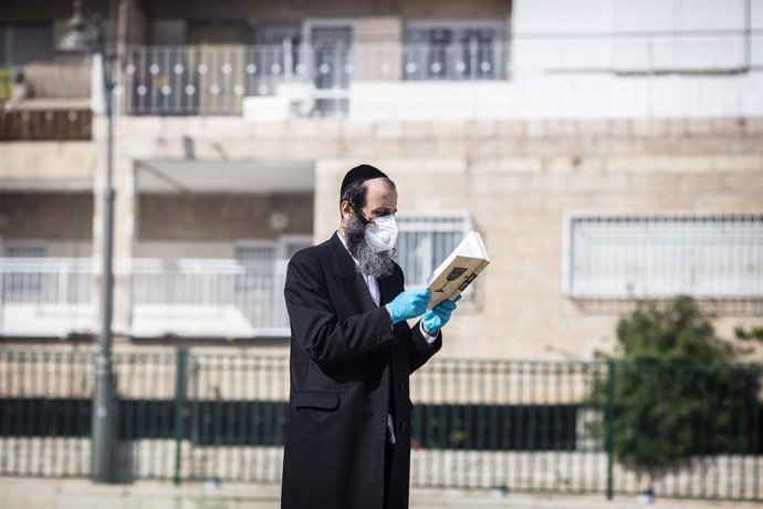 Un judío ortodoxo con mascarilla en Jerusalén, Israel
