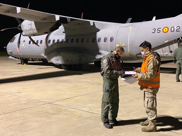 El ejécito traslada a Baleares las primeras dosis de la vacuna de Pfizer, que custodia el mando aeroespacial hasta su entrega a las autoridades sanitarias el 27 de diciembre.