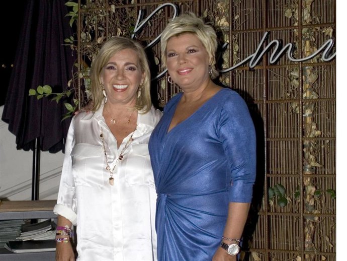 Las hermanas Terelu Campos y Carmen Borrego posan sonrientes en una celebración familiar